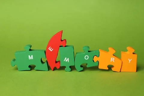 Concept of problems with memory, amnesia disease on green background Stockfoto's