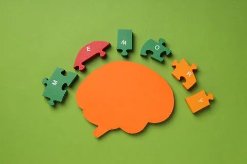 Concept of problems with memory, amnesia disease on green background Foto stock