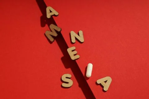 Concept of problems with memory, amnesia disease on red background Foto stock