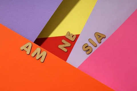 Concept of problems with memory, amnesia disease on multicolor background Stockfoto's