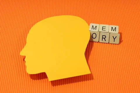 Concept of problems with memory, amnesia disease on orange background Foto stock