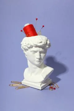 Concept of problems with memory, amnesia disease on violet background Stockfoto's