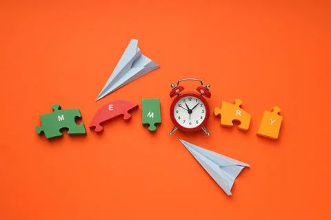 Concept of problems with memory, amnesia disease on orange background Stockfoto's