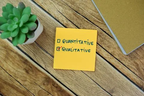 Concept of Quantitative and Qualitative write on sticky notes Foto stock