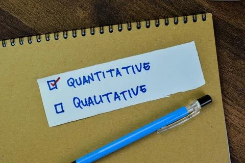 Concept of Quantitative and Qualitative write on sticky notes Foto stock