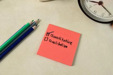 Concept of Quantitative or Qualitative write on sticky notes Foto stock