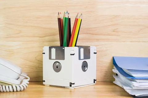 Concept recycle floppy disk, Creative objects used 库存照片