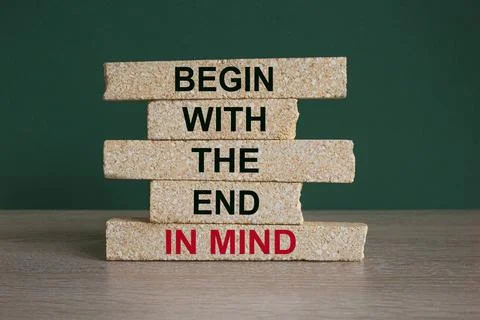 Concept red words Begin with the end in mind on brick blocks. Foto stock