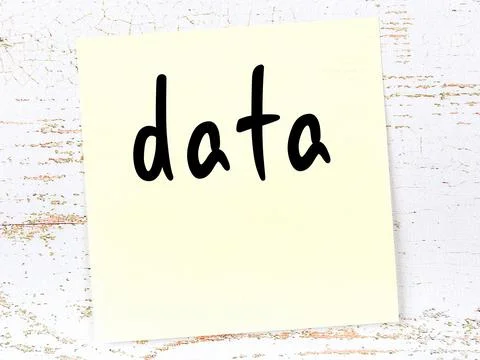 Concept of reminder about data. Yellow sticky sheet of paper on wooden wall w Illustrazione stock