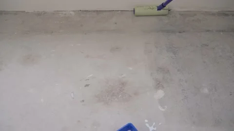 The concept of self-leveling floors. Worker puts primer on concrete floor Vídeos de archivo 168331560