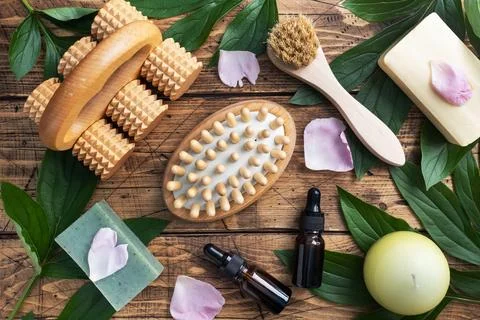 Concept SPA and Wellness. Massage brush, cosmetic oils and soap. Wooden bac.. Stock-Fotos