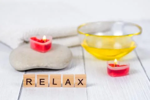The concept of a Spa on Valentine's Day. Burn red heart-shaped candles, stones Foto stock