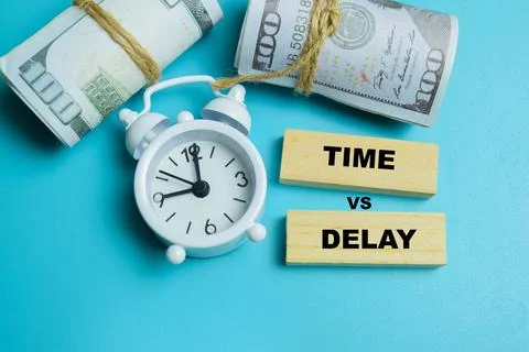Concept of time vs delay text on wooden blocks. Stock-Fotos