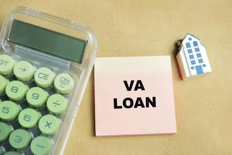 Concept of VA loan write on sticky notes isolated on Wooden Table. 스톡 사진