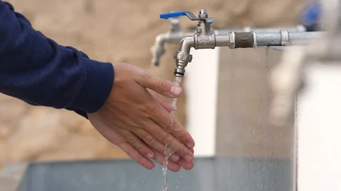 Concept: washing hands at the tap Vídeo Stock 116652388