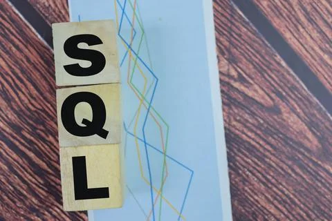 Concept of The wooden Cubes with the word SQL on wooden background. Foto stock