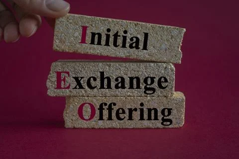 Concept words IEO initial exchange offering on brick blocks. Foto stock