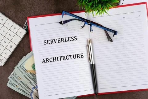 Concept words SERVERLESS ARCHITECTURE It is written in a business book in a c Foto stock