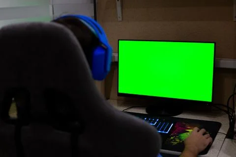 Concept for working long hours at computer at home. Man wearing headphones .. Foto stock