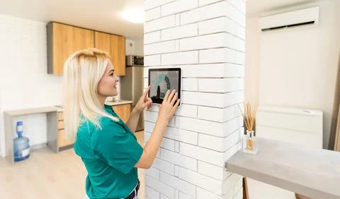 Conception of smart kitchen controlled by tablet application Foto stock