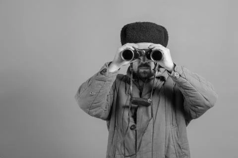 Conception - soldier on the post. Observation with binoculars, uniforms of un Foto stock