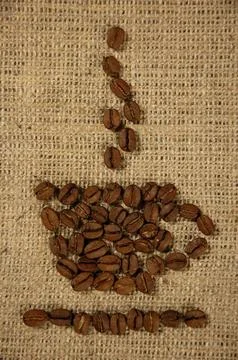 Conceptual artistic pattern of a cup of coffee made from coffee beans on a Foto stock