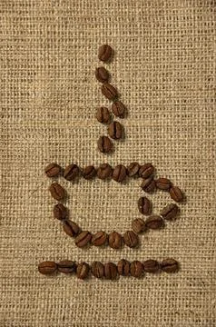 Conceptual artistic pattern of a cup of coffee made from coffee beans on a Foto stock