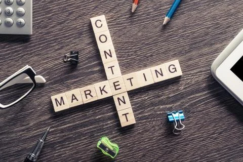 Conceptual business keywords on table with elements of game maki Foto stock