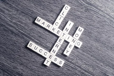 Conceptual business keywords on table with elements of game maki 库存照片