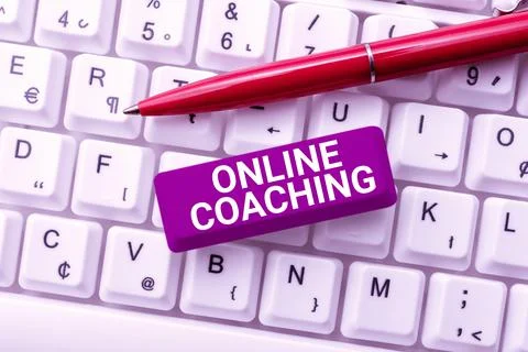 Conceptual caption Online CoachingLearning from online and internet with the Fotos de archivo