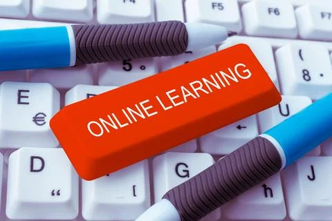 Conceptual caption Online Learning. Word Written on Larning with the assistance Foto stock
