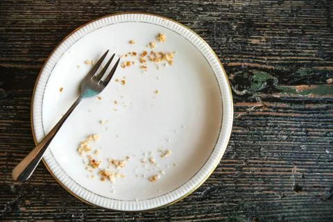 Conceptual image of the end of the holiday is an empty plate with crumbs and a Foto stock
