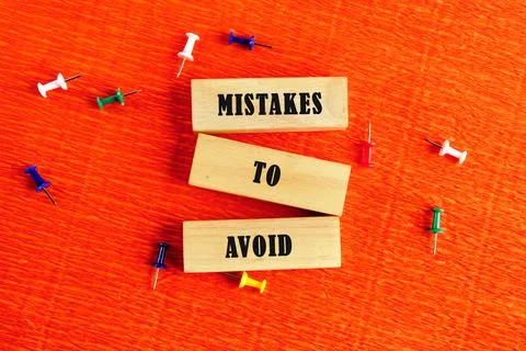 Conceptual mistakes to avoid symbol. Copy space. Mistakes to avoid message wr Stockfoto's