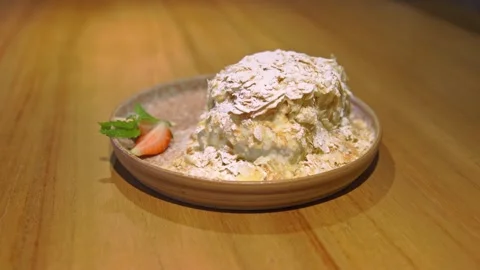 Conceptual plan on the table is a piece of fresh Napoleon with cream and Vidéo 256143260