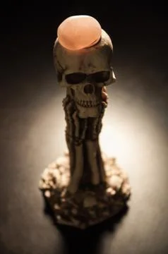 A conceptual skeleton figure in dramatic spotlight Stockfoto's