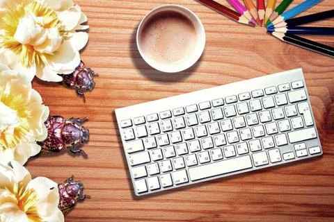 Conceptual view of computer bugs on striped wooden desk Foto stock