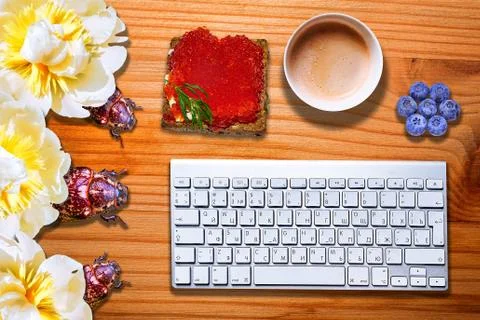Conceptual view of computer bugs on striped wooden desk Foto stock