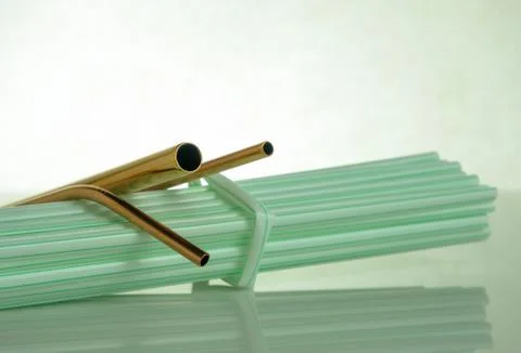 Conceptual of world issue on single use plastic against reusable steel straw. Foto stock