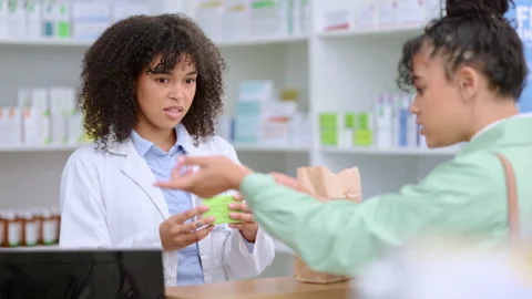 Concerned pharmacist assisting an upset and angry customer in a local pharmacy Vídeos de archivo 201660473