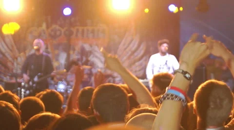 Concert crowd hands Видео 40433033