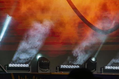 Concert stage with a backlit screen, dynamic smoke effects, powerful spotligh Foto stock