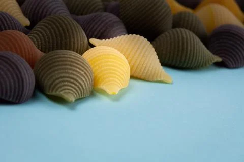 Conchiglie Rigate pasta shells closeup  on  blue background with copy space Stockfoto's
