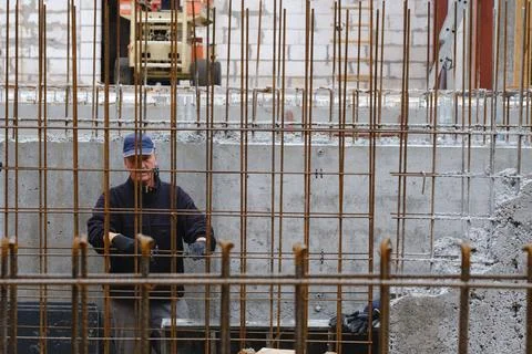 Concreate wall made with reinforcement on construction site, metal rods Foto stock