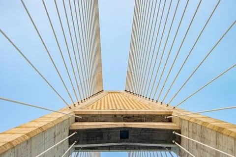 Concrete bridge pylon with parallel lines of steel cable. Foto stock