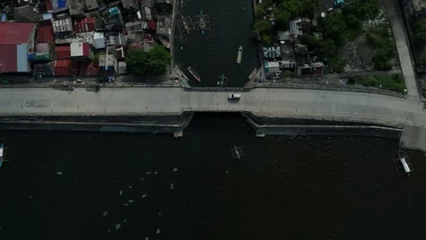 Concrete bridge spans a dark river. Ideal for urban transportation projects Vídeos de archivo 335588078