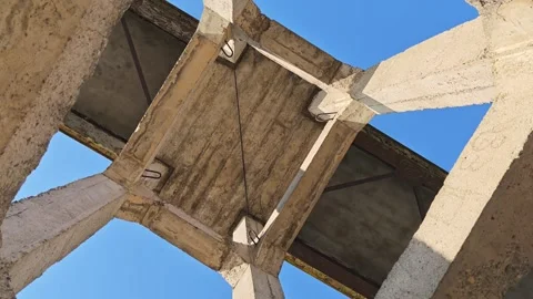 Concrete bridge structure seen from below against a clear blue sky Vidéo 312122547