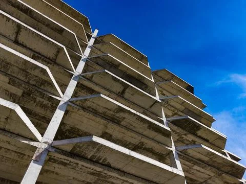 Concrete building structure under clear blue sky showcasing architectural design Stockfoto's