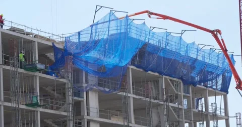 Concrete pump operating on residential construction site in Madrid Vídeos de archivo 335652266