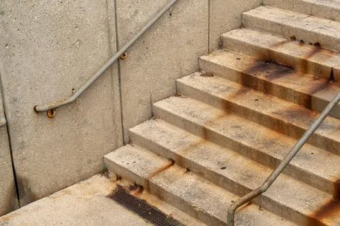 Concrete stairs covered with dramatic rust streaks, revealing organic patte.. Foto stock