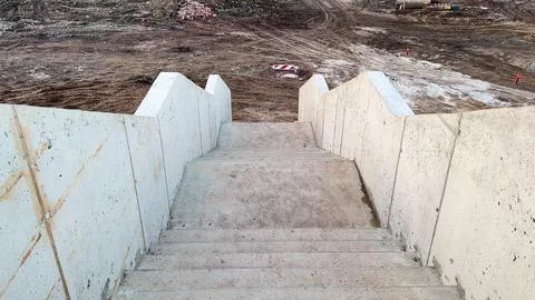 Concrete Steps Leading Down to a Construction Site for Ongoing Development .. 库存照片